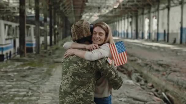 Donna Deliziata Con Bandiera Americana Incontro Marito Dopo Ritorno Dal — Video Stock