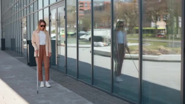 Schöne Junge Frau Mit Sehbehinderung Fuß Der Nähe Der Glaswand — Stockvideo