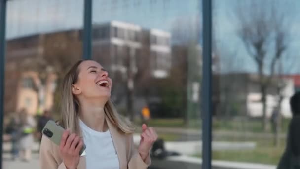 Başarılı Mutlu Bir Kadın Gündelik Kıyafetleriyle Açık Havada Akıllı Telefonuyla — Stok video