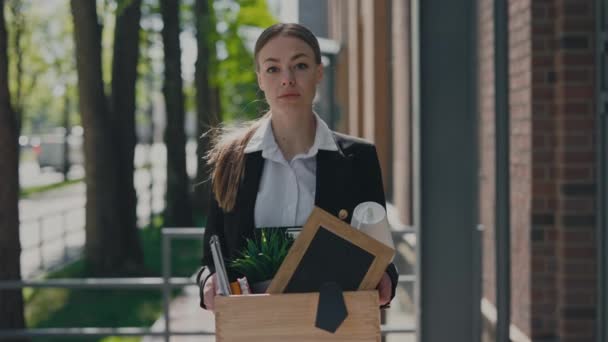 Retrato Una Joven Disgustada Sosteniendo Una Caja Madera Con Cosas — Vídeos de Stock