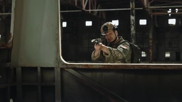 Soldato Americano Casco Sicurezza Uniforme Che Mira Attraverso Vista Del — Video Stock