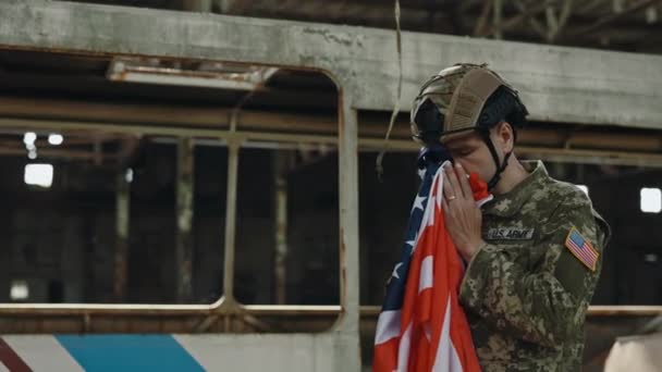 Homme Militaire Émotionnel Uniforme Camouflage Gris Casque Protection Tenant Drapeau — Video