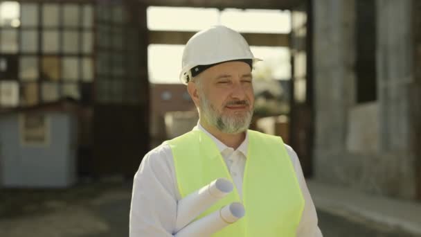 Aangename Volwassen Man Met Blauwdrukken Van Het Bouwen Van Object — Stockvideo