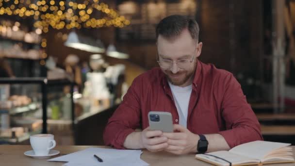 Günlük Giysili Gözlüklü Bir Adam Kafede Ders Çalışmak Için Akıllı — Stok video