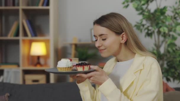 Attraktiv Gravid Sidder Sofaen Lider Kvalme Mens Lugte Sød Dessert – Stock-video