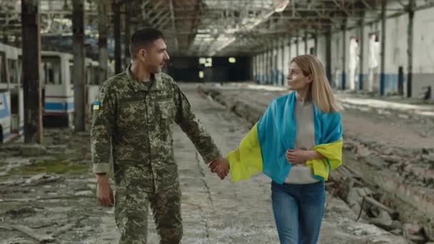 Heureux Soldat Masculin Avec Femme Bien Aimée Couvert Drapeau National — Video