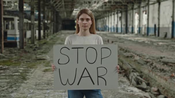 Portré Hazafias Nőkről Akik Kartondobozt Tartanak Stop War Felirattal Miközben — Stock videók