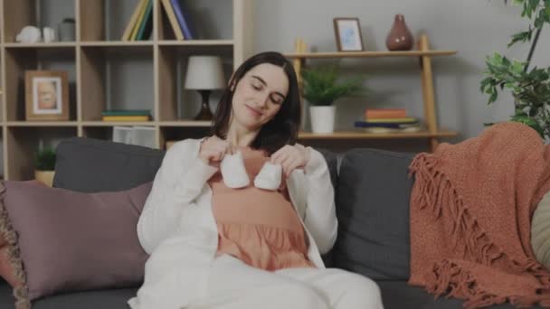Mooie Zwangere Vrouw Die Met Babylaarzen Buik Loopt Terwijl Een — Stockvideo