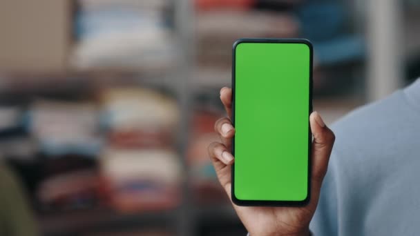 Багаторасовий Жінка Тримає Смартфон Зеленим Маком Екрані Показує Його Камеру — стокове відео