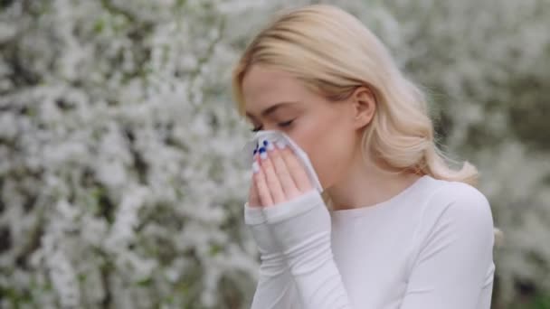 Mujer Joven Escondiendo Cara Con Pañuelo Blanco Mientras Estornuda Aire — Vídeo de stock