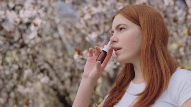 Jeune Femme Malade Utilisant Spray Nasal Pour Traitement Allergie Pollen — Video