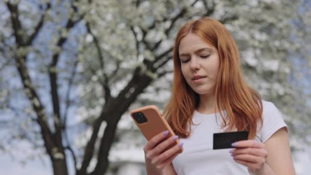 Mujer Joven Bonita Con Tarjeta Crédito Teléfono Inteligente Las Manos — Vídeos de Stock