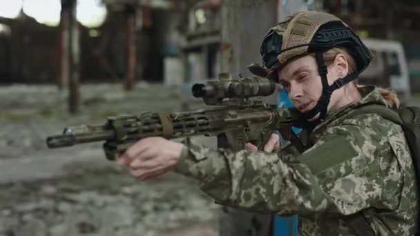 Soldat Armé Casque Protection Debout Sur Une Aciérie Abandonnée Regardant — Video