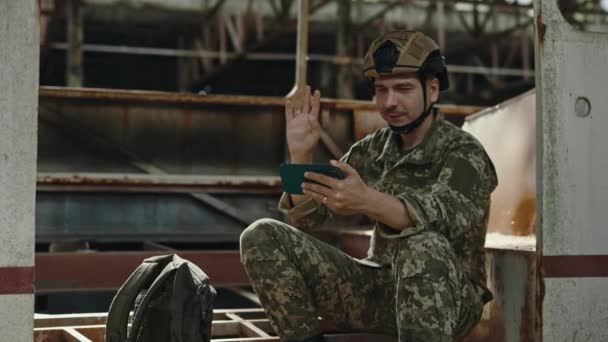 Soldato Delle Forze Speciali Che Usa Smartphone Digitale Fare Videochiamate — Video Stock