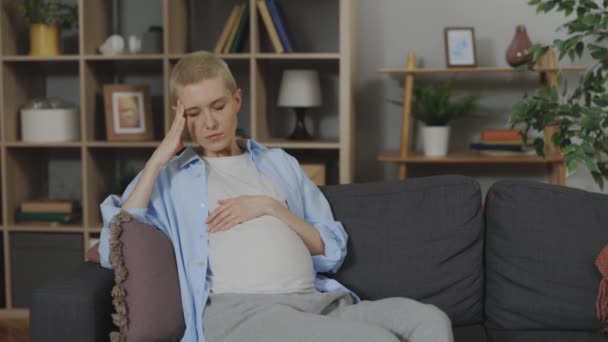 Vermoeide Zwangere Vrouw Casual Kleding Zittend Bank Duizelig Gezondheid Tijdens — Stockvideo