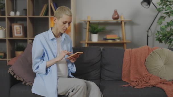 Young Caucasian Pregnant Woman Using Smartphone Cozy Sofa Sudden Feeling — Wideo stockowe