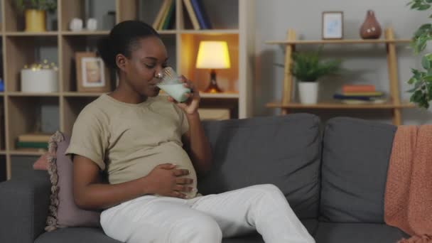 Afro Amerikaanse Vrouw Verwachting Het Dragen Van Casual Kleding Drinken — Stockvideo