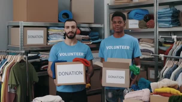 Πορτραίτο Άποψη Των Διαφόρων Ανδρών Εθελοντών Κρατώντας Κουτιά Ντουλάπι Ρούχα — Αρχείο Βίντεο