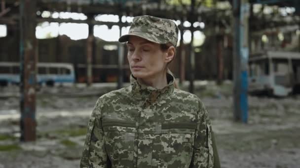 Όμορφη Γυναίκα Στρατιώτης Στέκεται Και Κοιτάζοντας Κάμερα Σοβαρή Έκφραση Του — Αρχείο Βίντεο