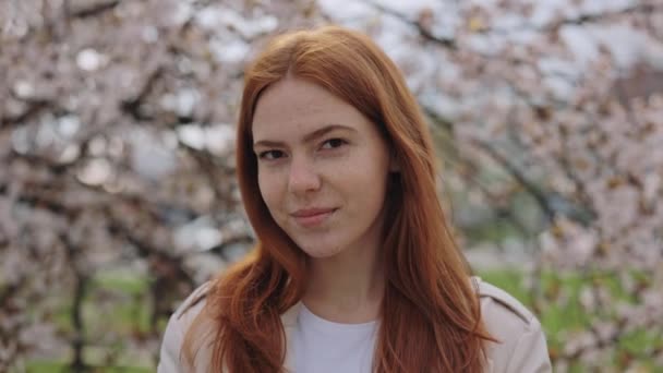 Porträt Einer Lächelnden Rothaarigen Kaukasierin Legerer Kleidung Die Blühenden Park — Stockvideo