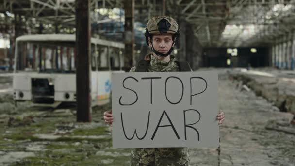 Pandangan Depan Wanita Yang Dilengkapi Militer Berdiri Sendirian Pabrik Yang — Stok Video