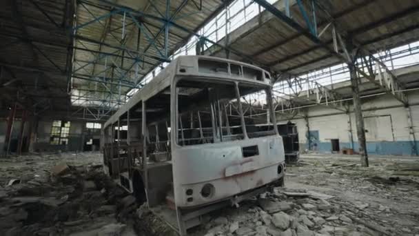 Distrutto Autobus Bianco Piedi All Interno Rovinato Impianto Azovstal Durante — Video Stock