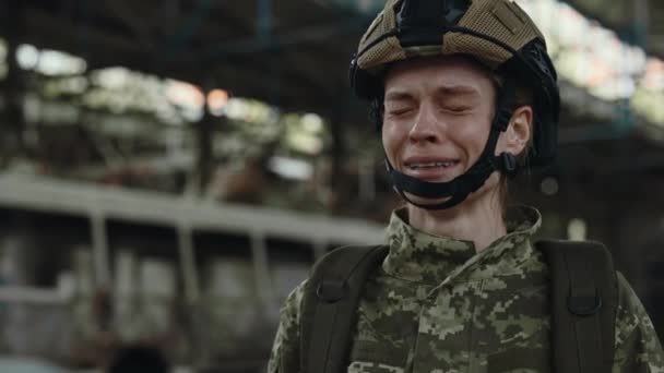 Στρατιωτική Γυναίκα Στρατιώτης Στολή Και Κράνος Κλαίει Ενώ Έχει Δύσκολες — Αρχείο Βίντεο