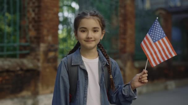 Uma Menina Fora Perto Escola Com Bandeira Americana Criança Feminina — Vídeo de Stock