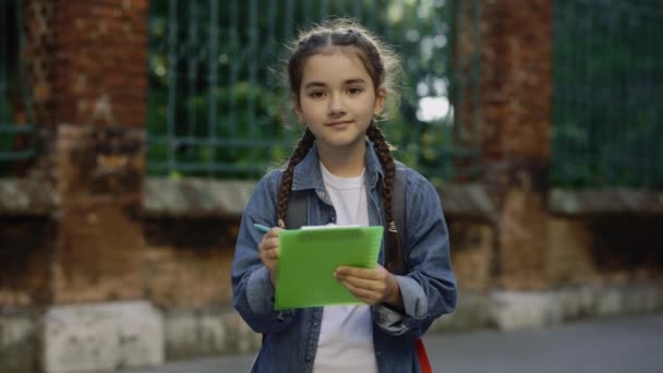 Potret Lillte Cute Gadis Santai Kepang Dengan Tas Sekolah Berdiri — Stok Video
