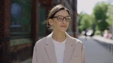 Gözlüklü güzel iş kadınının yakın görüntüsü. Arkanı dön ve kameraya bak. İş konsepti