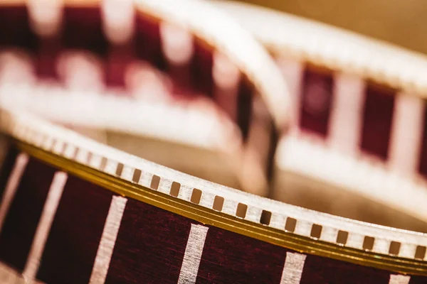 Kameradaki çarpık renkli renkli film. Renk negatiflerini kapat