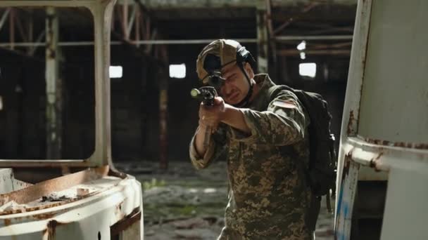 Close Trained American Soldier Professional Equipment Aiming Sight Destroyed Building — 图库视频影像