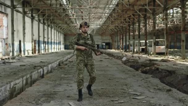 Kaukázusi Katona Álcázó Egyenruhában Sisaktartó Puska Miközben Járőrözik Területen Tönkrement — Stock videók