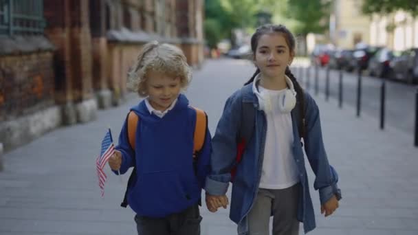 Vlastenecké Děti Chodí Ulici Chlapec Kráčí Svou Sestrou Drží Ruku — Stock video