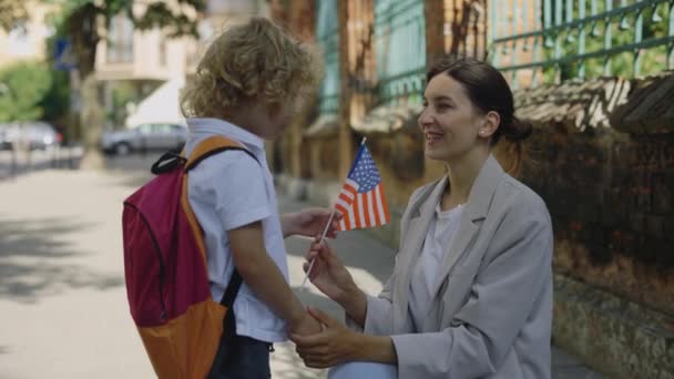 Мама Разговаривает Сыном Смотрит Ребенка Дает Американский Флаг Маленький Патриотичный — стоковое видео
