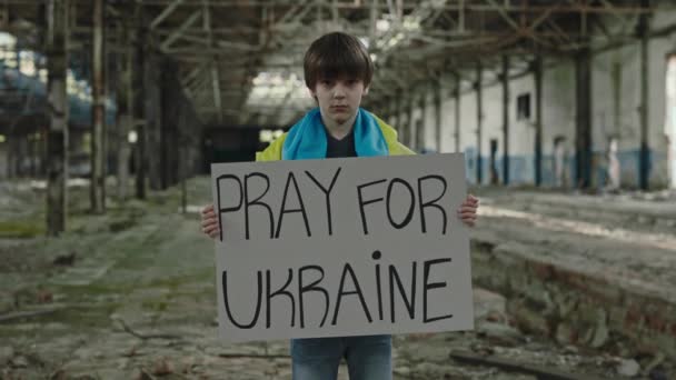 Caucasian Little Boy Ukrainian Flag Shoulders Holding Pray Ukraine Banner — Stockvideo