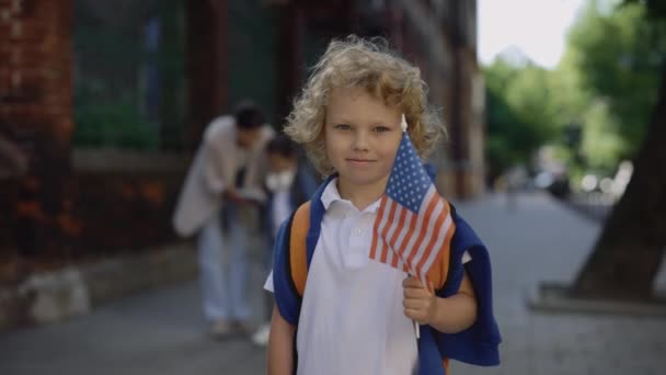Little Boy Standing School American Flag Patriotic Child Holding Hands — 图库视频影像