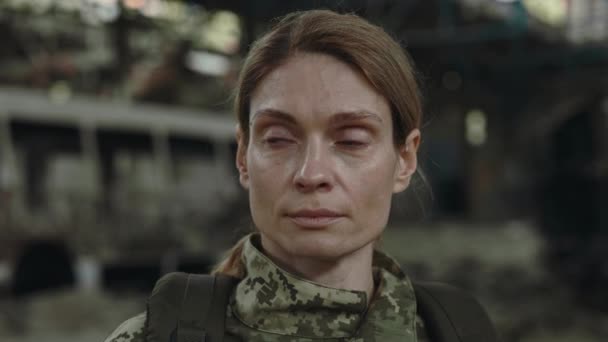 Portrait Caucasian Middle Aged Woman Wearing Combat Camouflage Uniform Looking — Video Stock