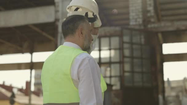 Back View Caucasian Mature Man Wearing Protective Hardhat Construction Process — Vídeo de Stock