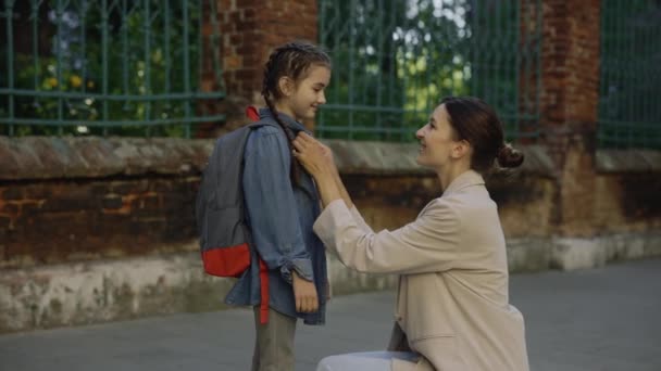 Gelukkige Moeder Begeleidt Kind Naar School Kind Gelukkig Droom Concept — Stockvideo