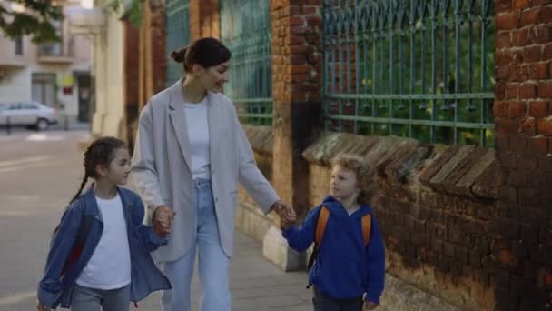 Front View Nanny Spent Time Children Kinds Walking Talking Mom — Vídeo de Stock