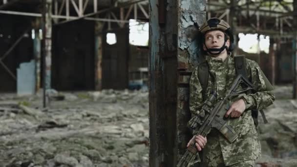 Caucasian Military Woman Uniform Weapon Hands Hiding Enemies Column Destroyed — Vídeo de stock