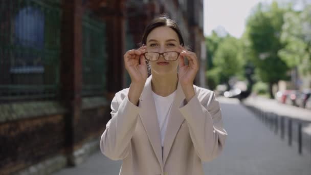 Portrait Successful Business Woman Wearing Glasses Crossed Her Arms Looking — Vídeo de Stock