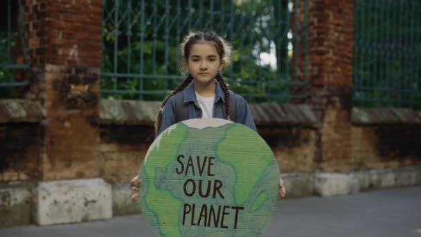 Little School Girl Demonstrating Banner Inscription Massage Text Planet Outdoor — Vídeos de Stock