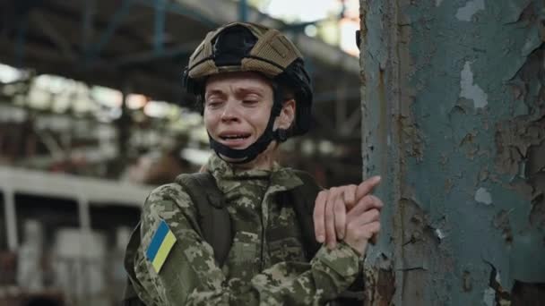 Ukrainian Female Soldier Crying Emotionally While Standing Alone Destroyed Steel — Vídeo de Stock