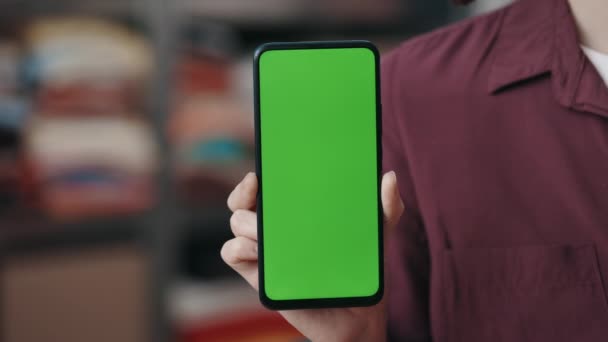 Caucasian Woman Holding Smartphone Green Mock Screen Showing Camera While — Vídeo de Stock