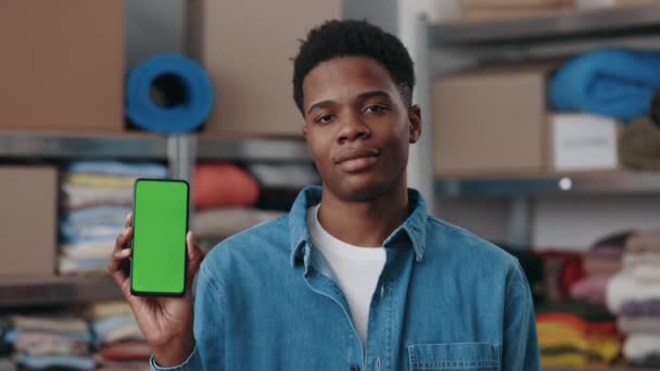 Portrait View Multiracial Man Holding Smartphone Green Mock Screen Showing — Vídeo de Stock