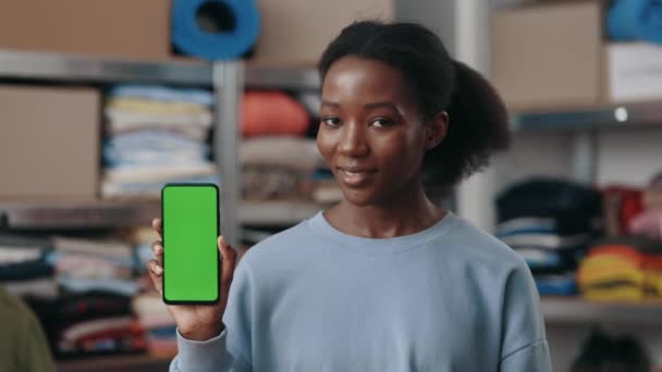 Portrait View Multiracial Woman Holding Smartphone Green Mock Screen Looking — Wideo stockowe