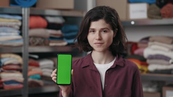 Portrait View Caucasian Woman Holding Smartphone Green Mock Screen Looking — Stok video