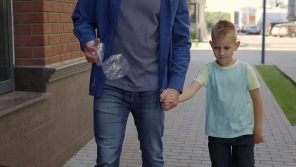 Στενή Θέα Του Πατέρα Γιο Κρατάει Πλαστικό Μπουκάλι Και Βάζει — Αρχείο Βίντεο